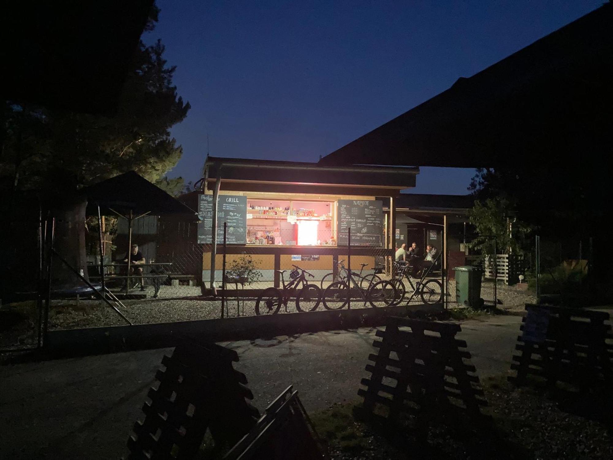 Kuk Racice - Pokoj S Malou Terasou Exterior photo